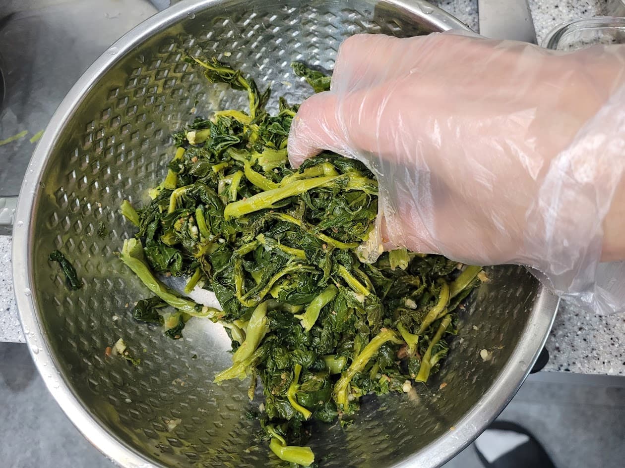 시래기 무치는 중