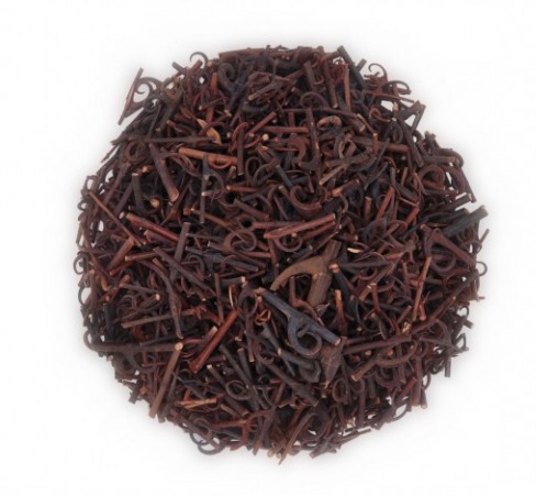 바닥에 고혈압에 효능이 좋은 조구등 약재를 동그랗고 풍성하게 깔아 놓은 사진 - 고혈압에 좋은 음식