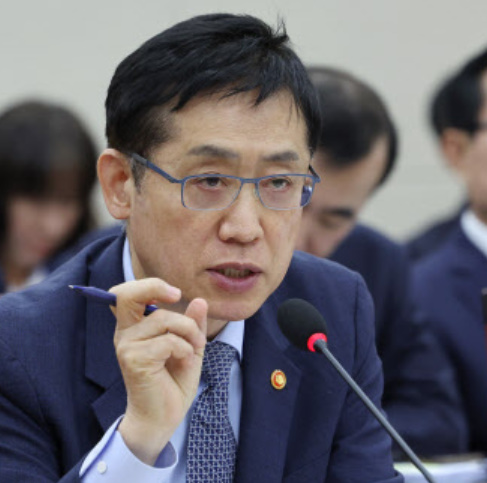 알트태그-금융위원장의 국감 답변 모습