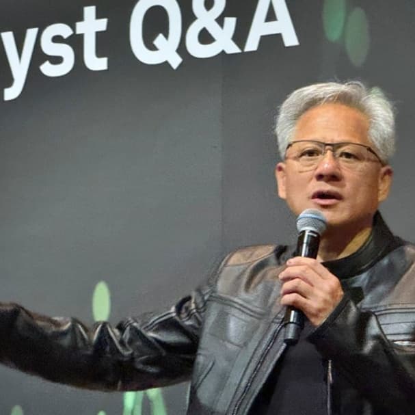 젠슨 황의 엔비디아 성공비결 (나이, 국적, 학력, 재산) , 백발과 가죽점퍼의 젠슨황이 연단에서 마이크를 잡고 GPU에 대한 강연을 하고 있는 모습