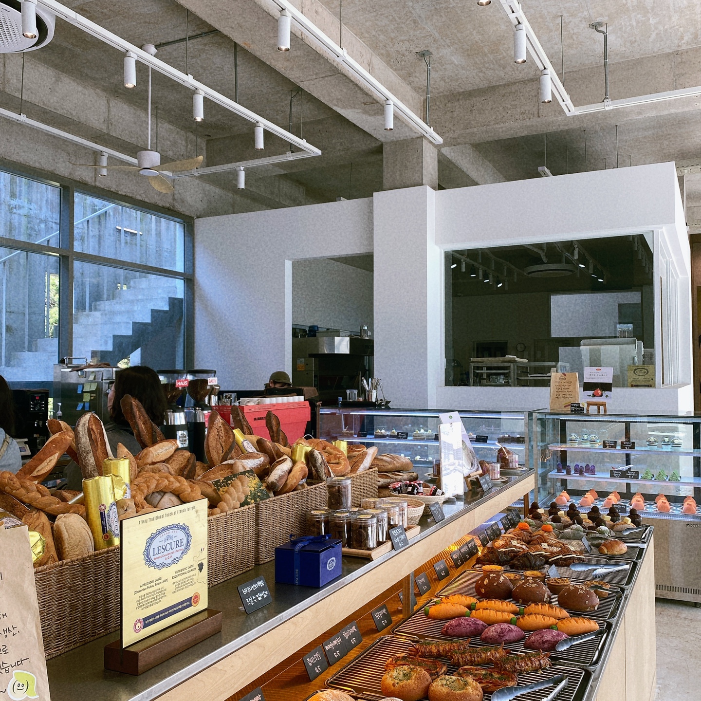 제주 구좌 송당무끈모루 안돌오름 밧돌오름 웨딩포토존 웨딩촬영 대형베이커리 카페 안도르 andor 인생샷