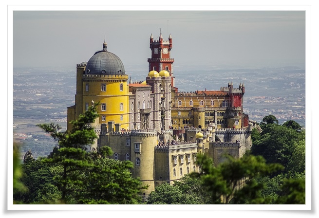 푸른 산림이 울창한 높은 언덕위에 자리잡은 궁전은 외벽이 노란새과 붉은색으로 마치 동화속 궁전같은 독특한 외관을 보여주고 있다