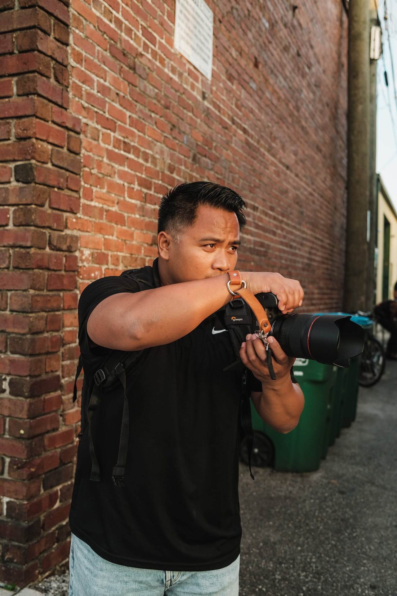 시계를 차는 남성