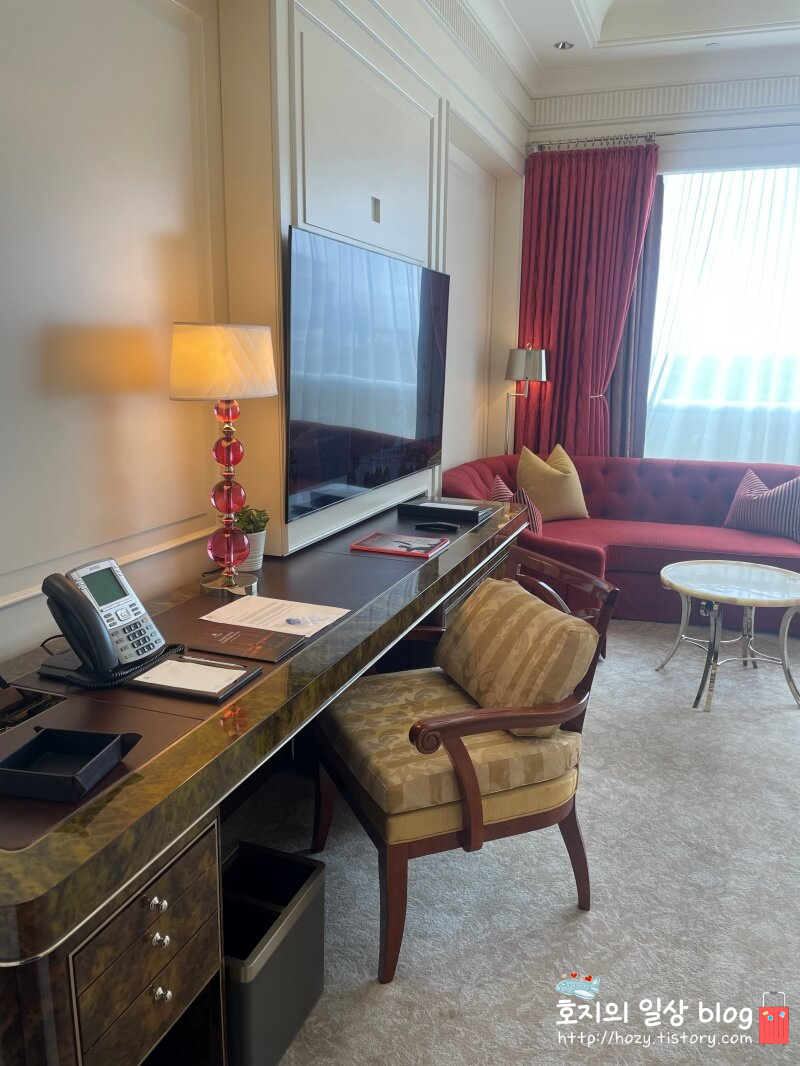 싱가포르 세인트레지스 디럭스 트윈룸 침실 전경