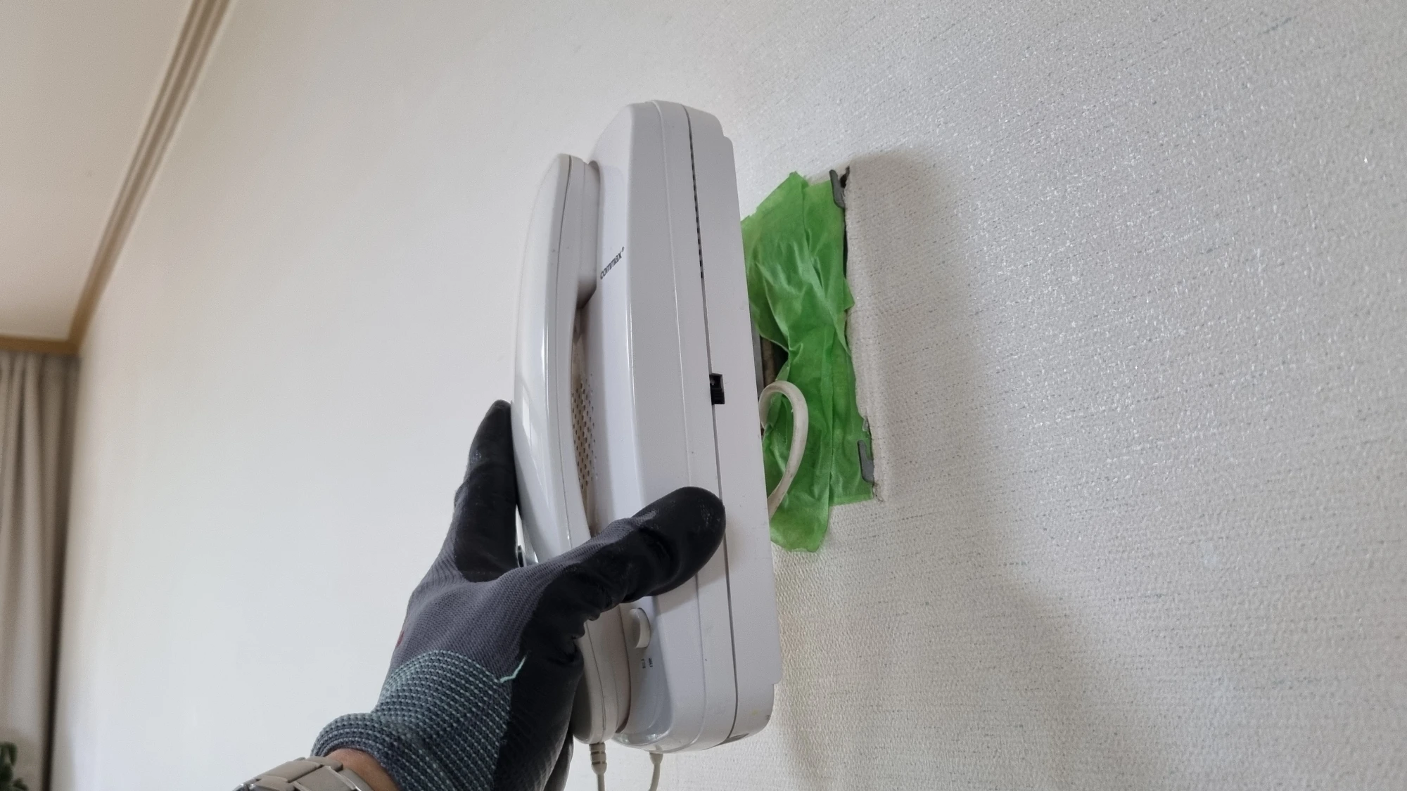 인터폰 떼는 모습