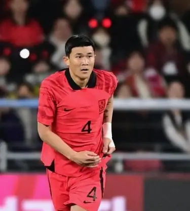 태국전-
김민재 선수가 붉은 국가대표 유니폼을 입고 뛰어가는 모습