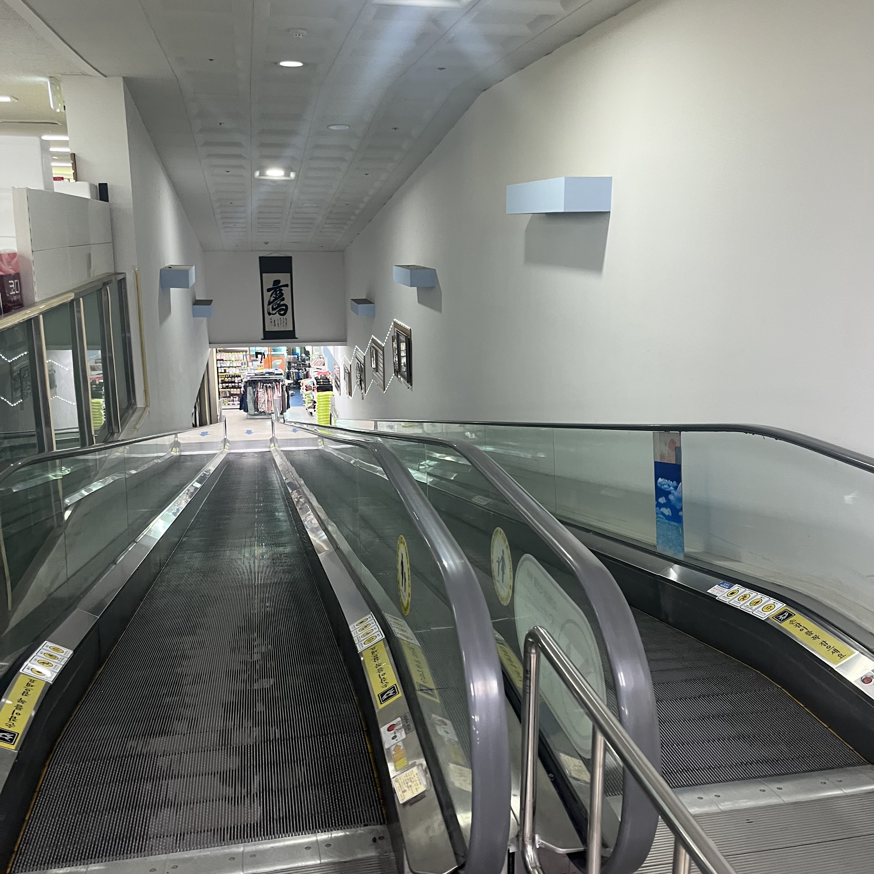 매장 내부에 있는 에스컬레이터