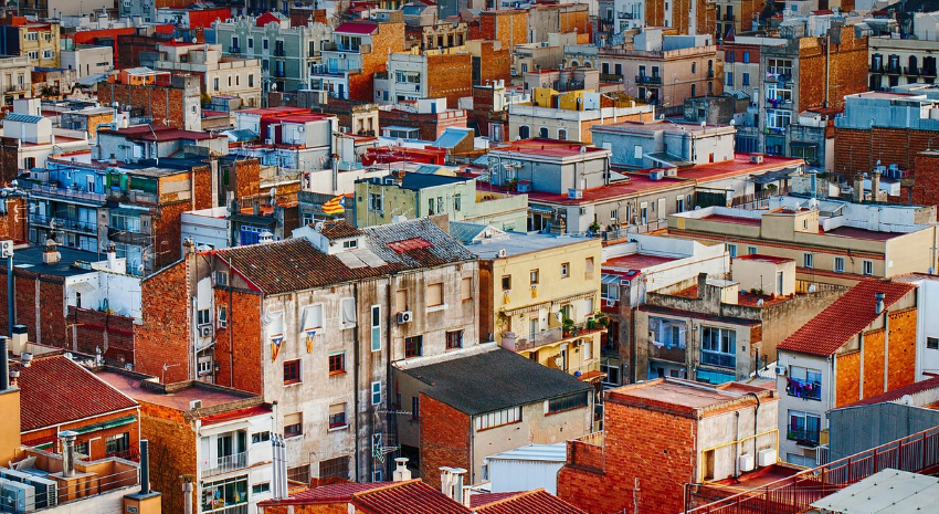 주거비용 상승으로 중산층 붕괴