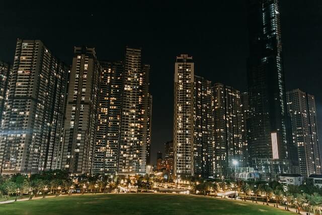 야간에 멋지게 불이 켜진 신축 아파트