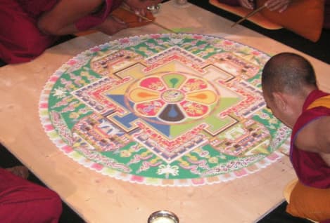 티벳승려들이 색모래로 그리고 있는 만다라 그림
