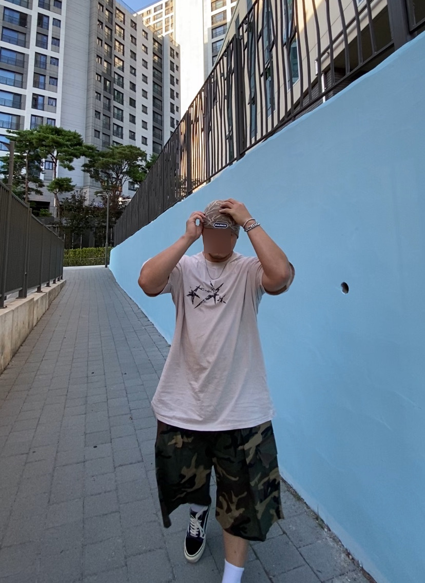 데일리룩('26. 9. 21.)팍스 브랜치 자카드 비니, 스탠다드에러 피그먼트 티셔츠, 카고브로스 카모 와이드 버뮤다 팬츠, 나이키 삭스 양말, 반스 올드스쿨 스니커즈, 제이엔드