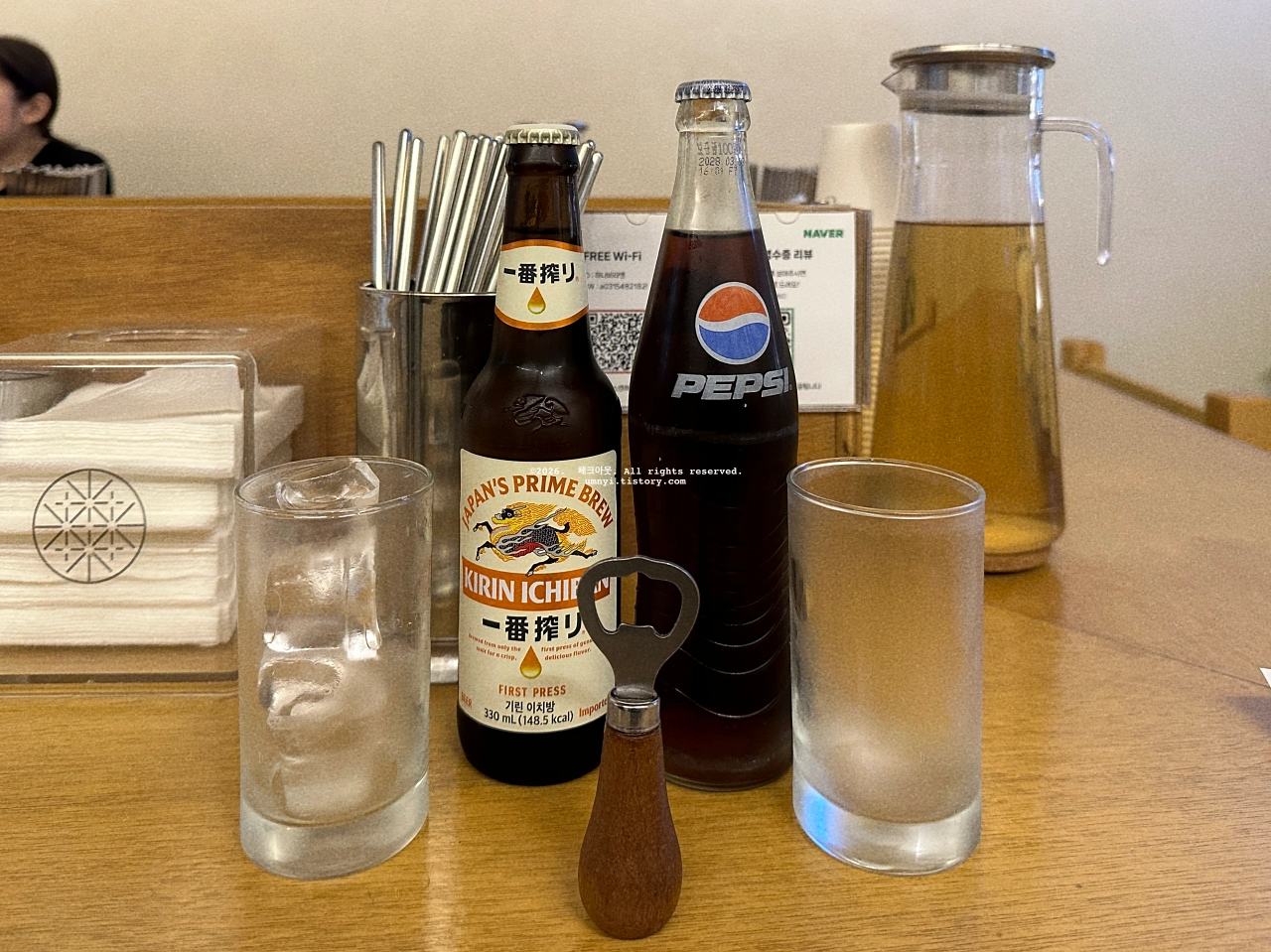 수원 인계동 나혜석거리 일본 라멘 맛집 추천 하나비라멘에서 주문한 기린 이치방 병맥주와 클래식 팹시 병콜라를 촬영한 사진