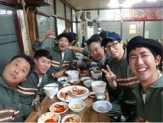 사람들과-회식하는-사진