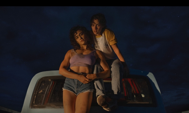 러브 라이즈 블리딩 장면