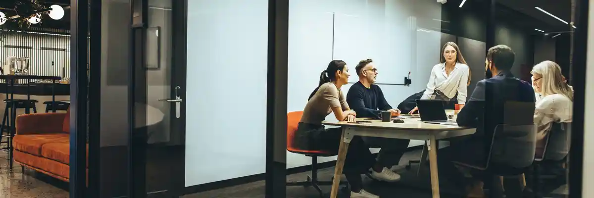 공유오피스-사무실-회의실-책상-의자-회의하는사람들