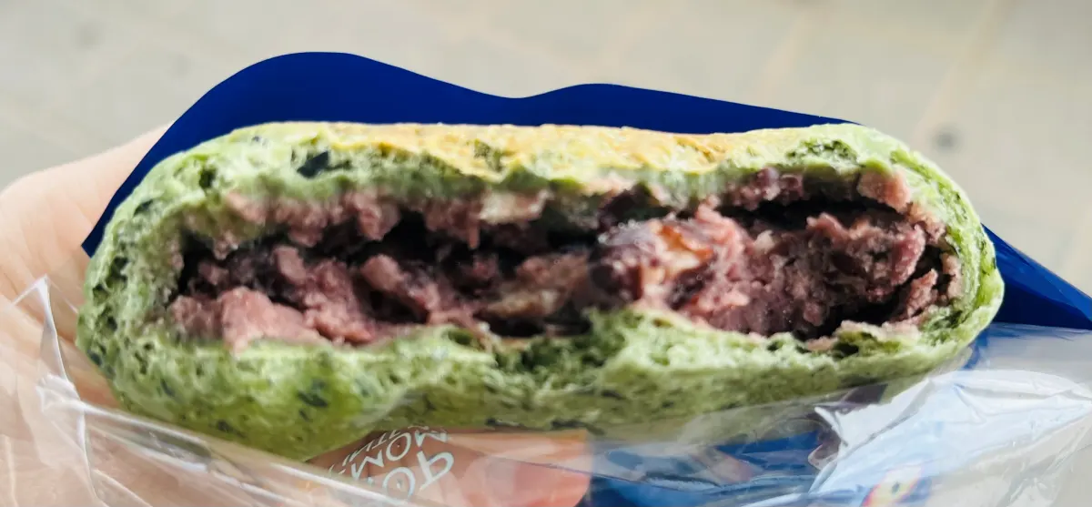 파리바게트 제주쑥 오메기빵의 넉넉한 통팥앙금