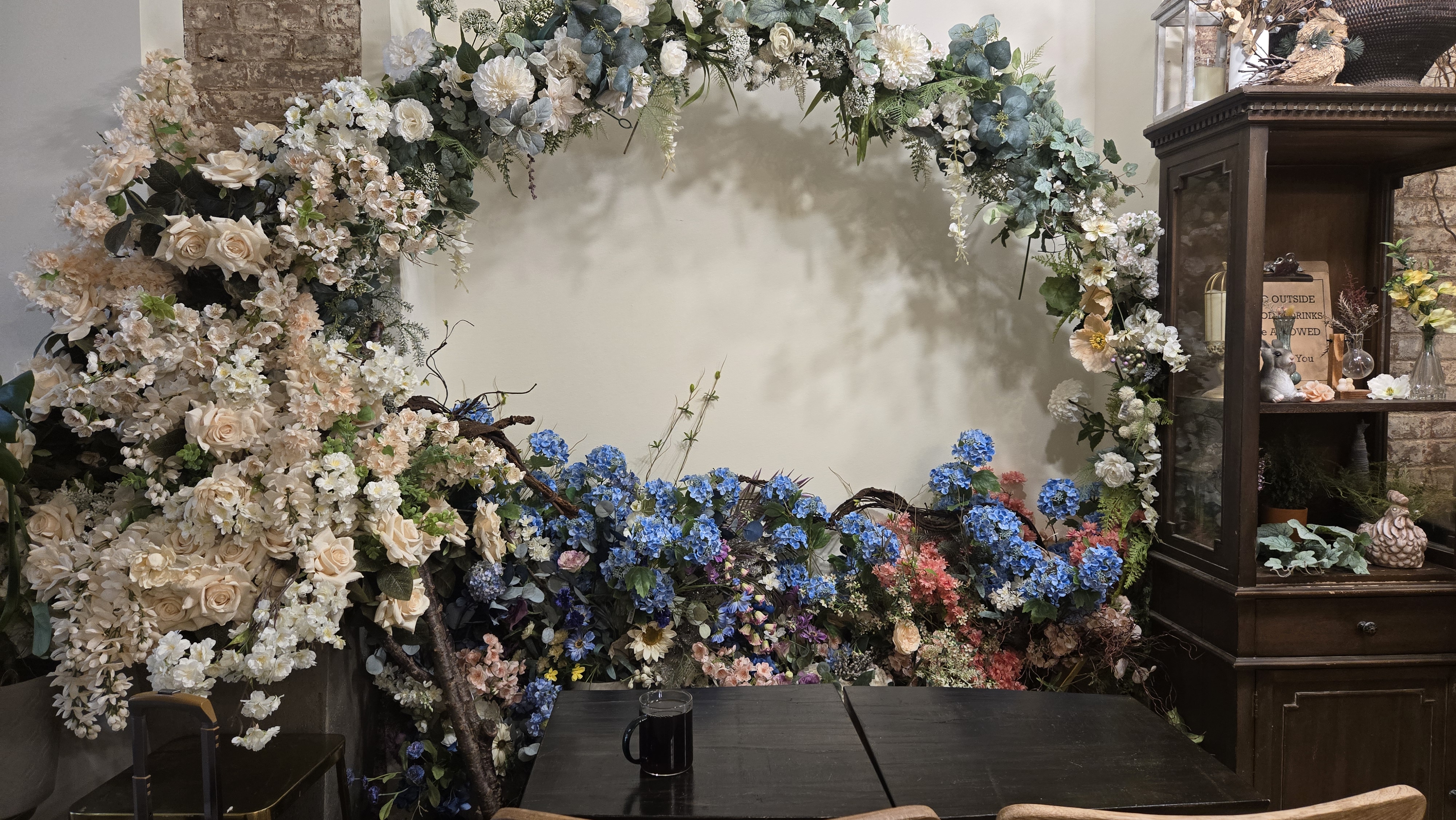 Cafe Atelier의 꽃 아치 좌석,뉴욕 맨해튼 감성카페, 힐링카페