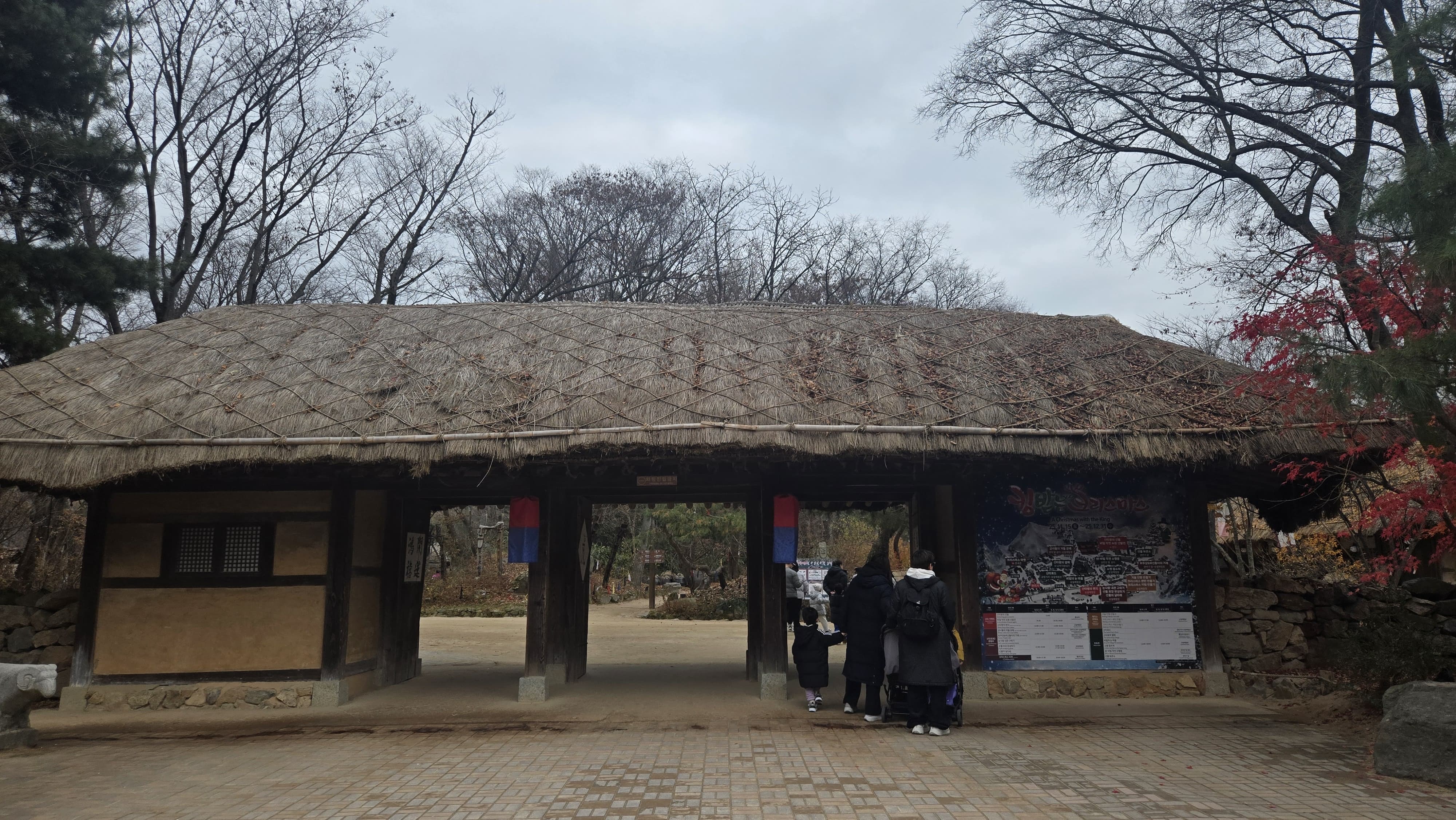 한옥 뒤편의 작은 길 산책로