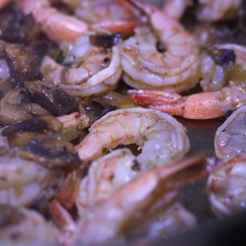 볶은 새우가 분홍색을 변함