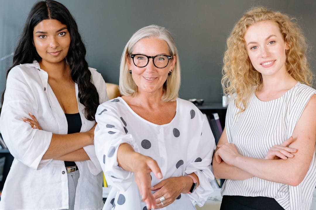 세대 간 협업으로 창업팀을 구성한 여성 리더와 팀원