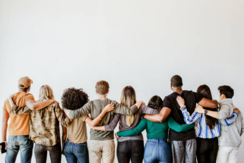 어깨동무하고있는 남녀청년들