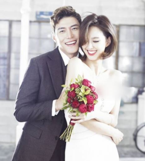 지소연 송재희 결혼식 사진 &ndash; 교회에서 백년가약을 맺은 배우 부부