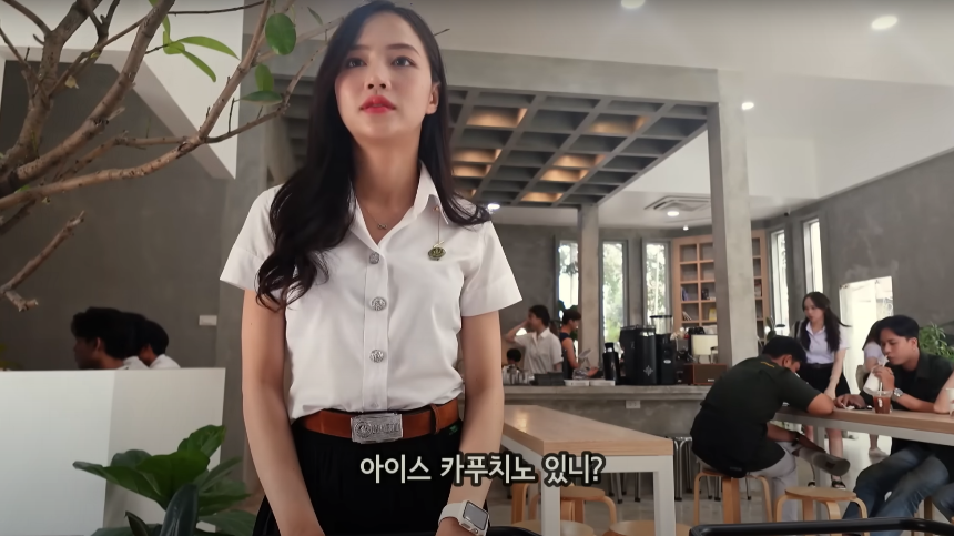 교복을 입고 카페에 온 남어이