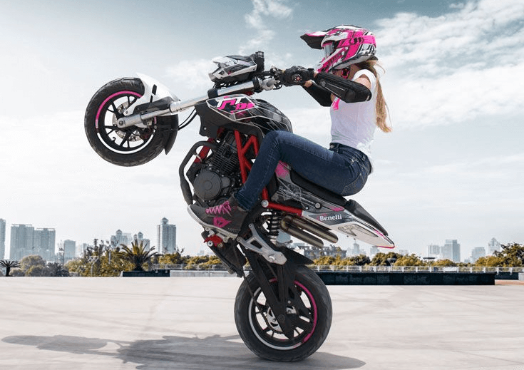 오토바이 타는 여자