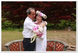 황혼식-금혼식-하는-노부부