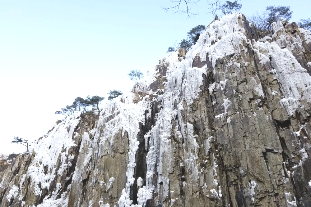 얼음골 얼음이 조금 만들어진 모습
