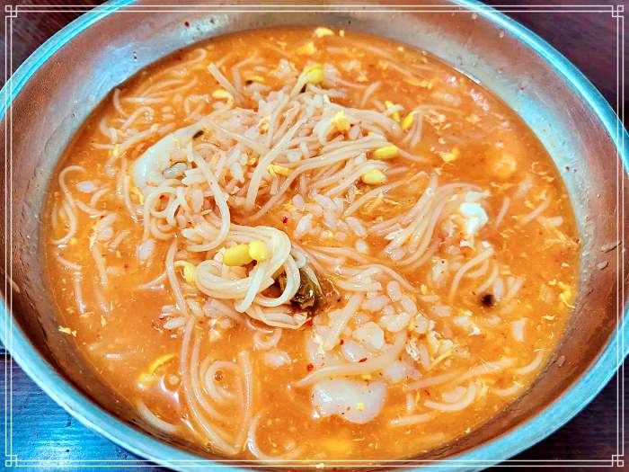 김천 맛집 잘 익은 묵은지, 콩나물, 가래떡, 소면, 고구마로 끓인 김치죽, 갱시기