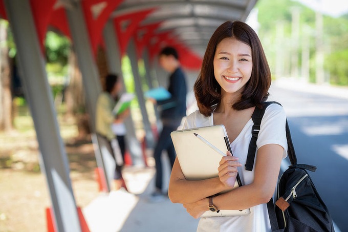 노트북을 안고 있는 DHS