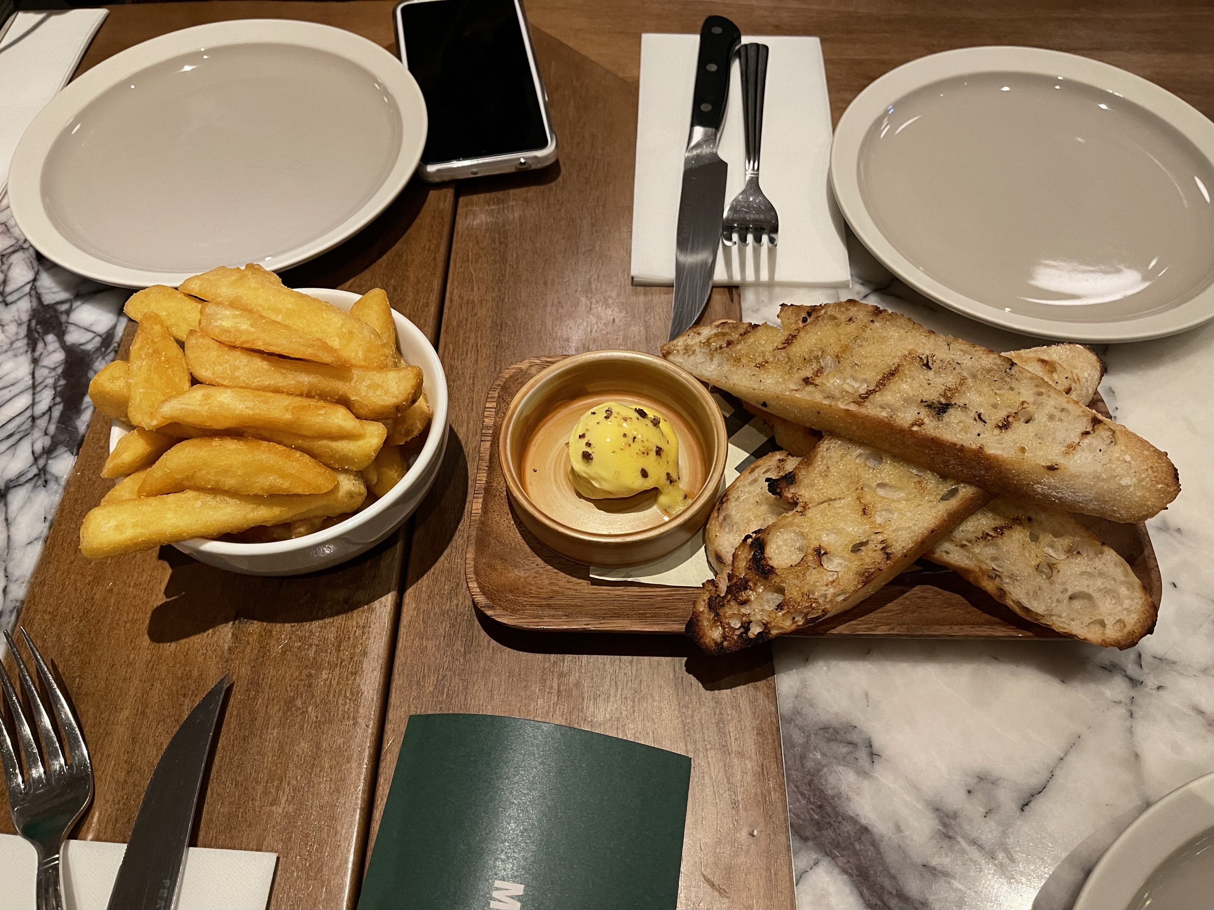 Feather & Bone 웨지 감자튀김과 빵