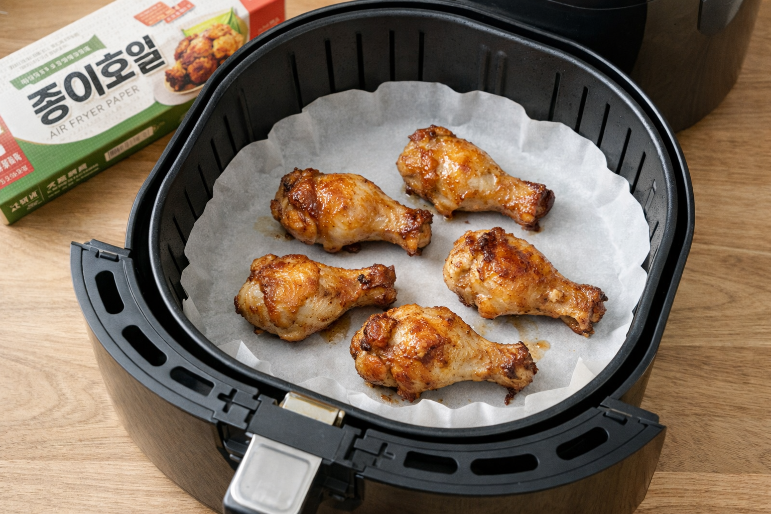 에어프라이어 종이호일 위에 음식이 올려져 안전하게 사용되는 모습