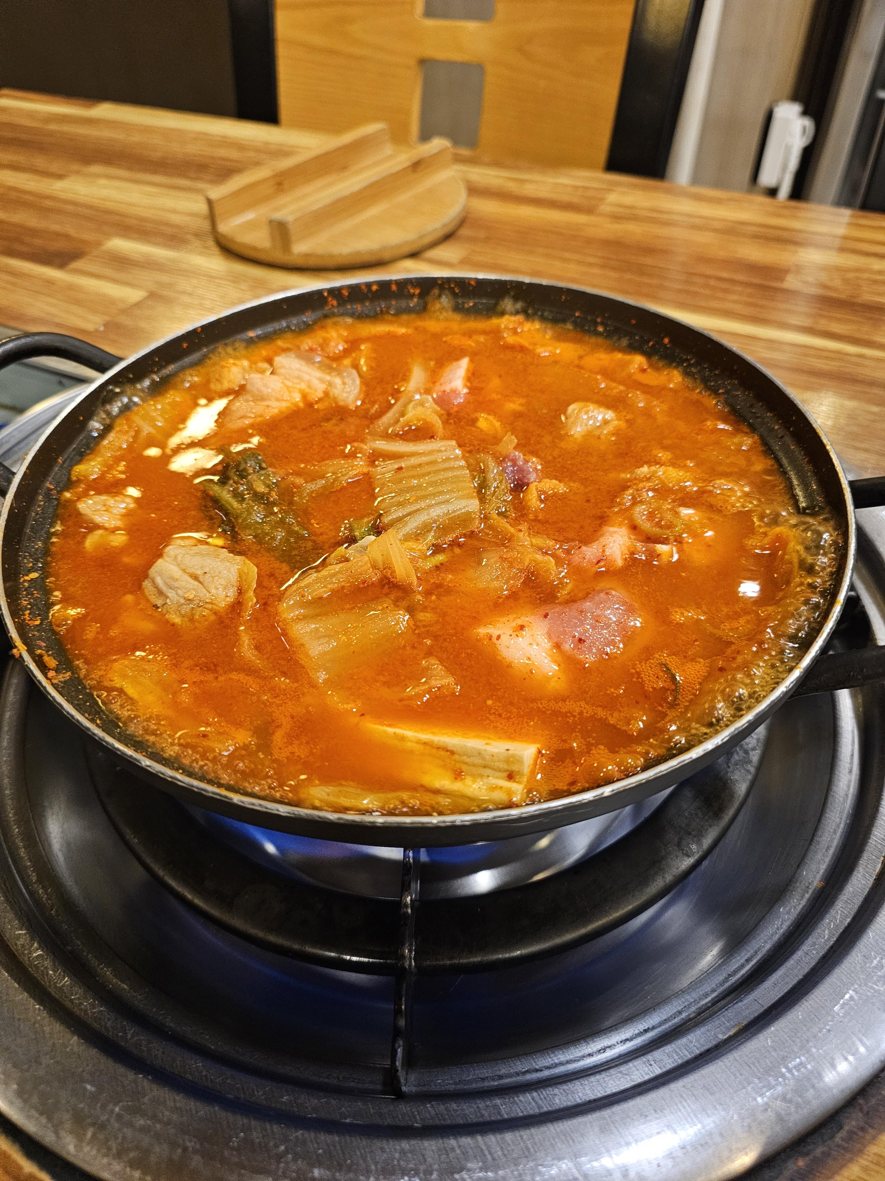김치찌개는 오래 끓이고