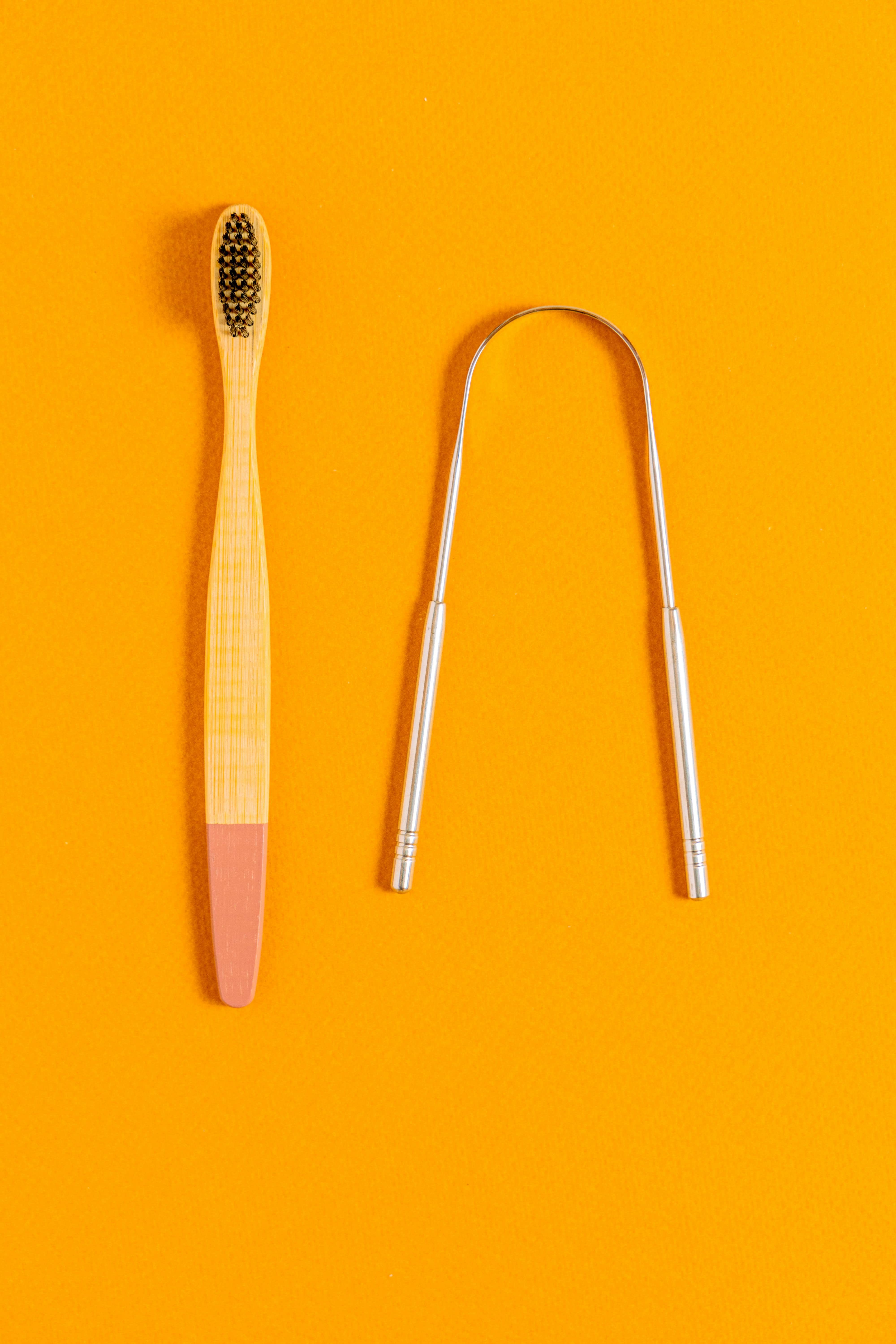 혀백태 관리를 위한 혀 클리너 올바른 사용법 vs 잘못된 사용법