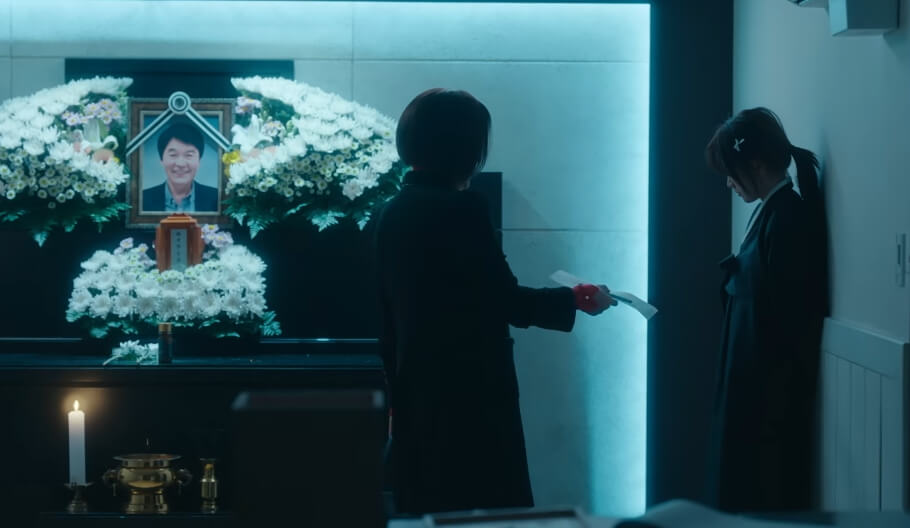 다해에게 보험서류를 내미는 일홍