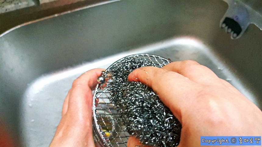 철수세미로-닦기