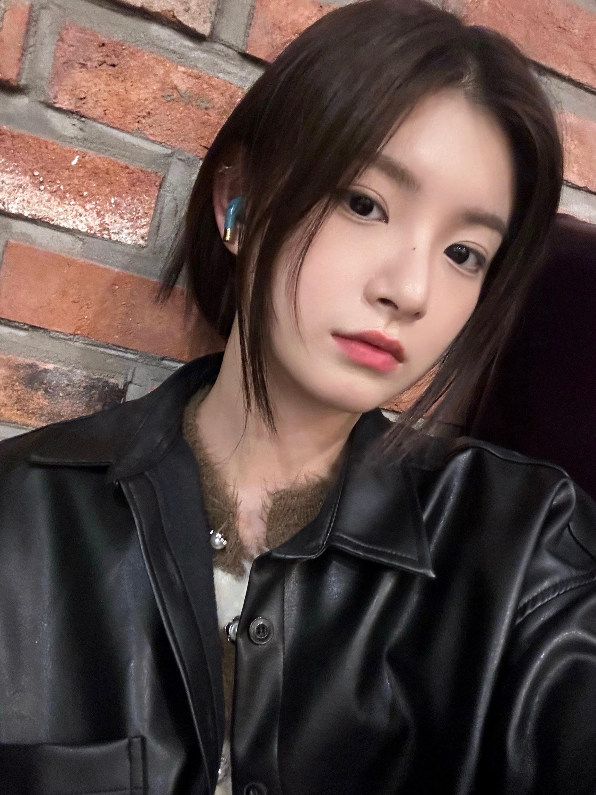 다시 도도하게 내려다보며