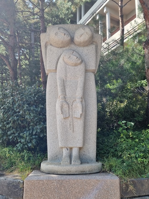 사진은 절두산 첫 순교자로 알려진 하느님의 종 이의송 프란치스코와 그의 가족을 형상화한 절두산 순교자 기념상입니다. 최종태 요셉 조각가의 제작으로 봉헌된 작품입니다.