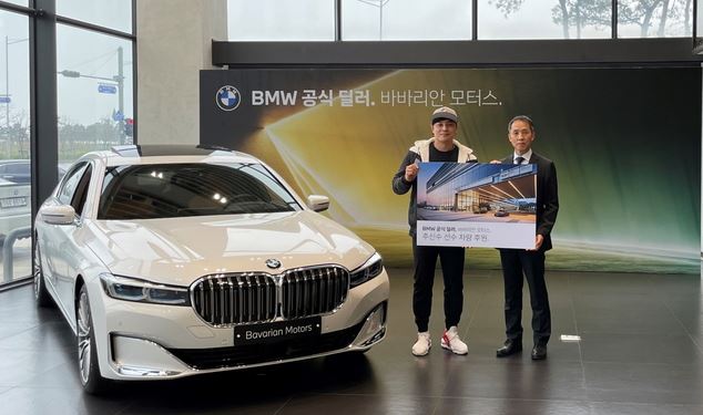 추신수-BMW지원-행사장-기념사진촬영중