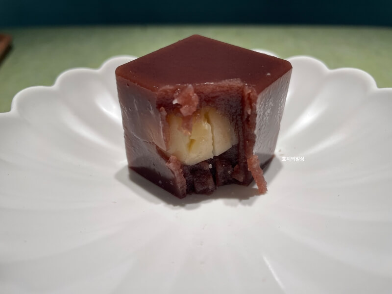 역삼 센터필드 카페 무원 디저트 - 밤양갱 단면