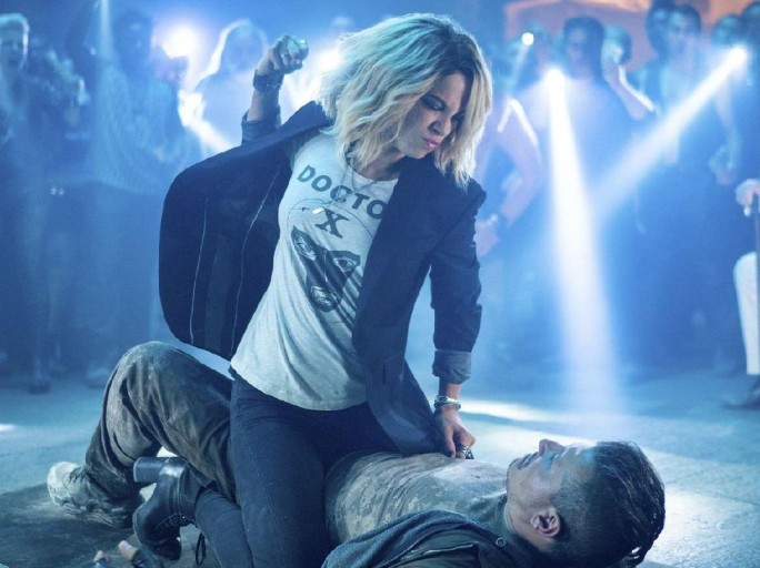 맨몸 액션을 버리는 여성의 모습