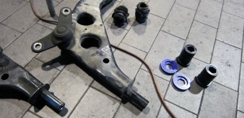 아니, 내 차가 왜 이렇게 시끄러워?! 귀신 들린 듯 삐걱대는 하체 소음, 이거 하나면 잡습니다! (feat. 로어암 부싱 자가 진단법)