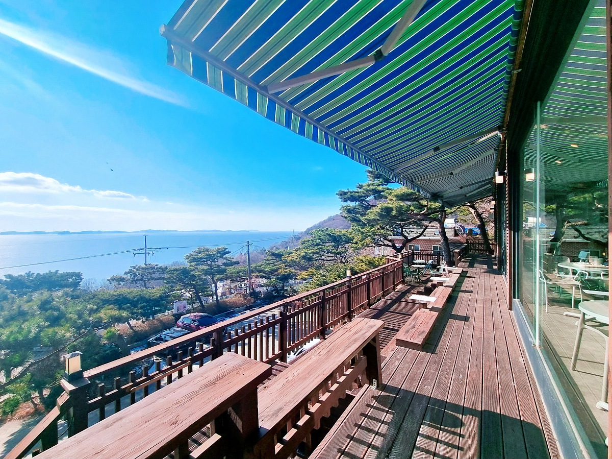 강화도 너머 석모도 노을이 예쁜 탁 트인 오션뷰 카페 '순간의순간': 비건, 노밀가루 디저트, 무료 쿠폰