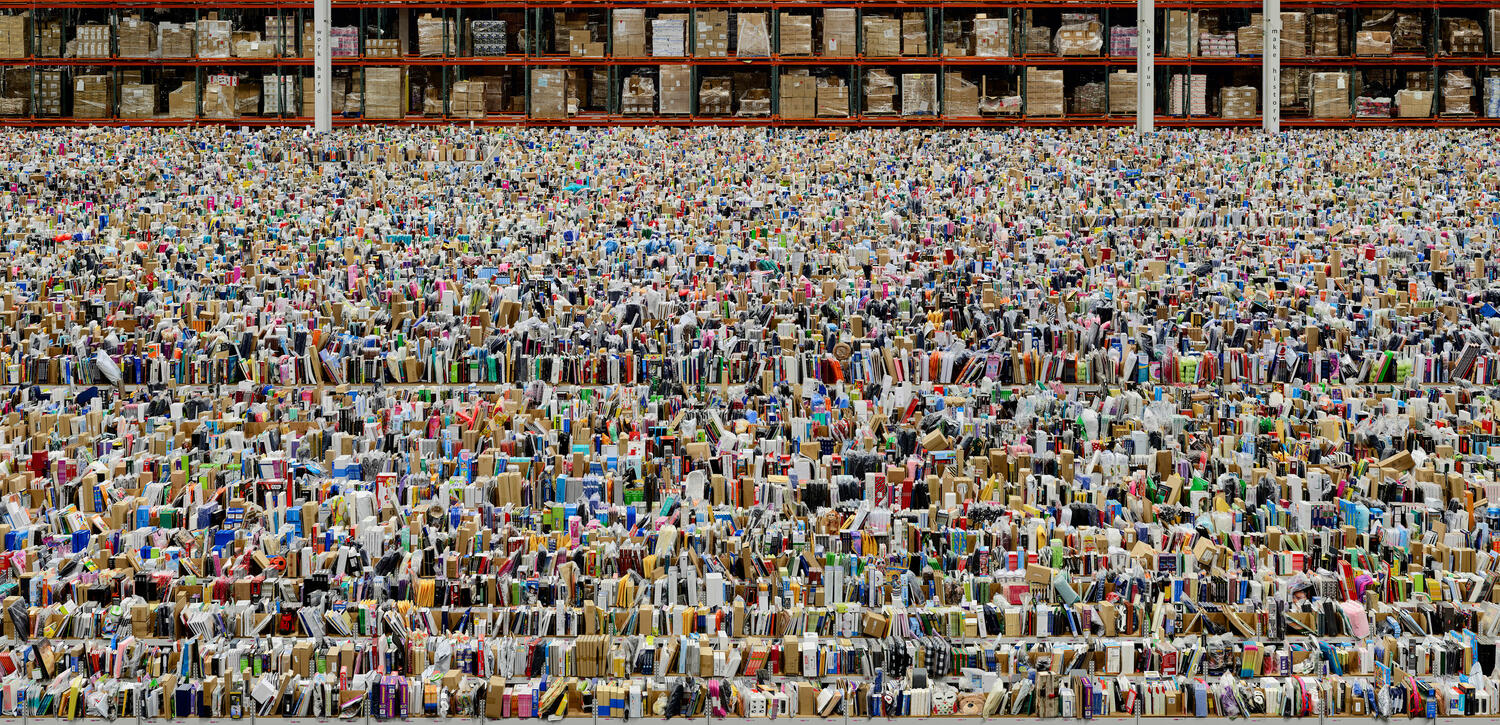 안드레아스 거스키(Andreas Gursky), Amazon (2016), 200 x 300 cm 아마존 물류센터 내부를 드론처럼 촬영, 현대 기술 자본주의의 상징