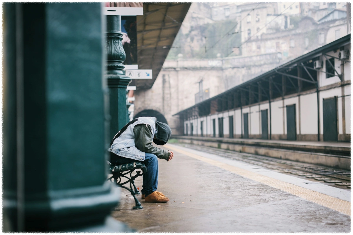지하철-의자에-앉아-고개를-푹-숙인-남성