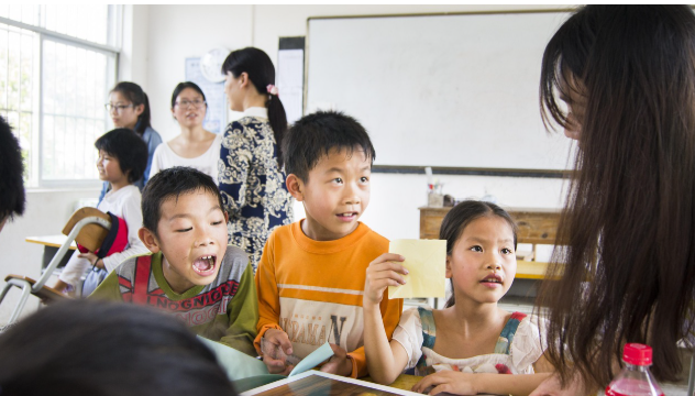 아동, 교실, 밝은 분위기, 교사와 상호작용