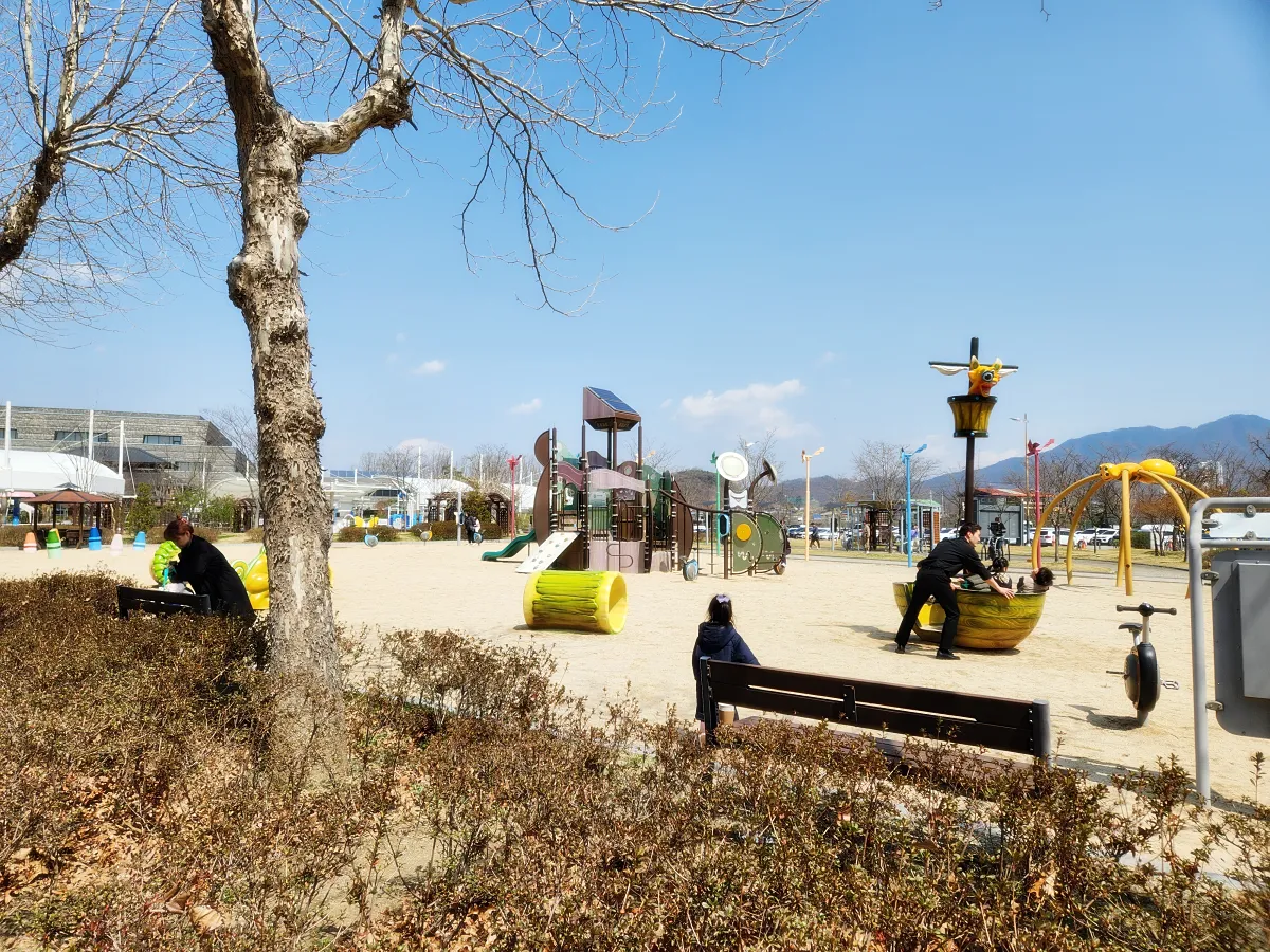 라바랜드-앞-놀이터