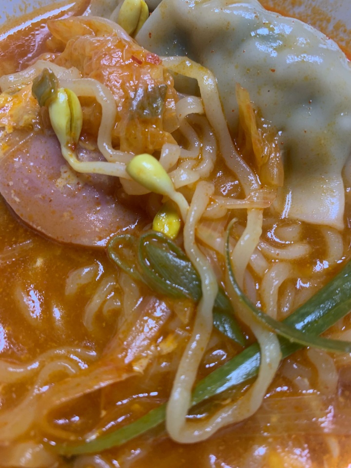 부대찌개_안에_라면사리와_햄이_들어있는_음식